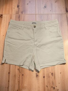 d. jeans White High-Rise Cotton Blend Women’s Shorts. Size 12.